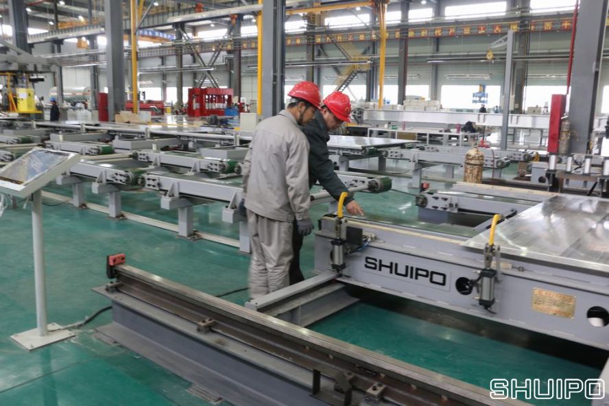 廂式半掛車生產(chǎn)現(xiàn)場 廂式半掛車生產(chǎn)現(xiàn)場